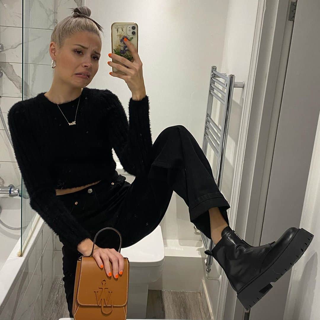 ニーナ・ネスビットさんのインスタグラム写真 - (ニーナ・ネスビットInstagram)「bought a new outfit for the first time in ages... all ready to go out... but something just didn’t feel right 🤔 I looked down at my new boots to discover I’ve bought two left feet lol one a size 4 and one a size 6... my first reaction was that I can make it work because I’m too lazy to go back to the shop but on second thoughts I look like a clown」10月22日 3時21分 - ninanesbitt