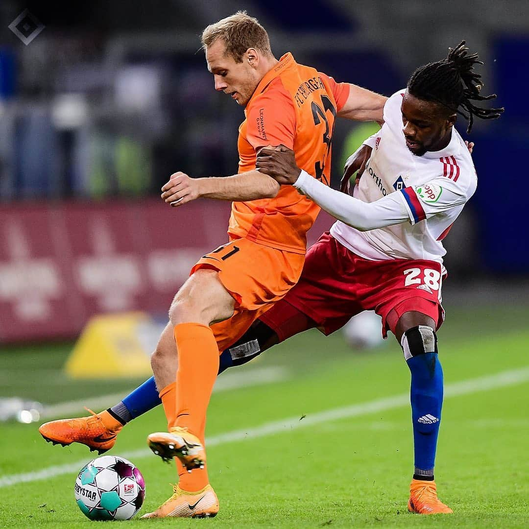 ハンブルガーSVさんのインスタグラム写真 - (ハンブルガーSVInstagram)「DREI PUNKTE BLEIBEN IN HAMBURG ‼️💪  #nurderHSV #HSVAUE #Heimsieg #DreiPunkte  📸 @witters_sportfotografie」10月22日 3時22分 - hsv