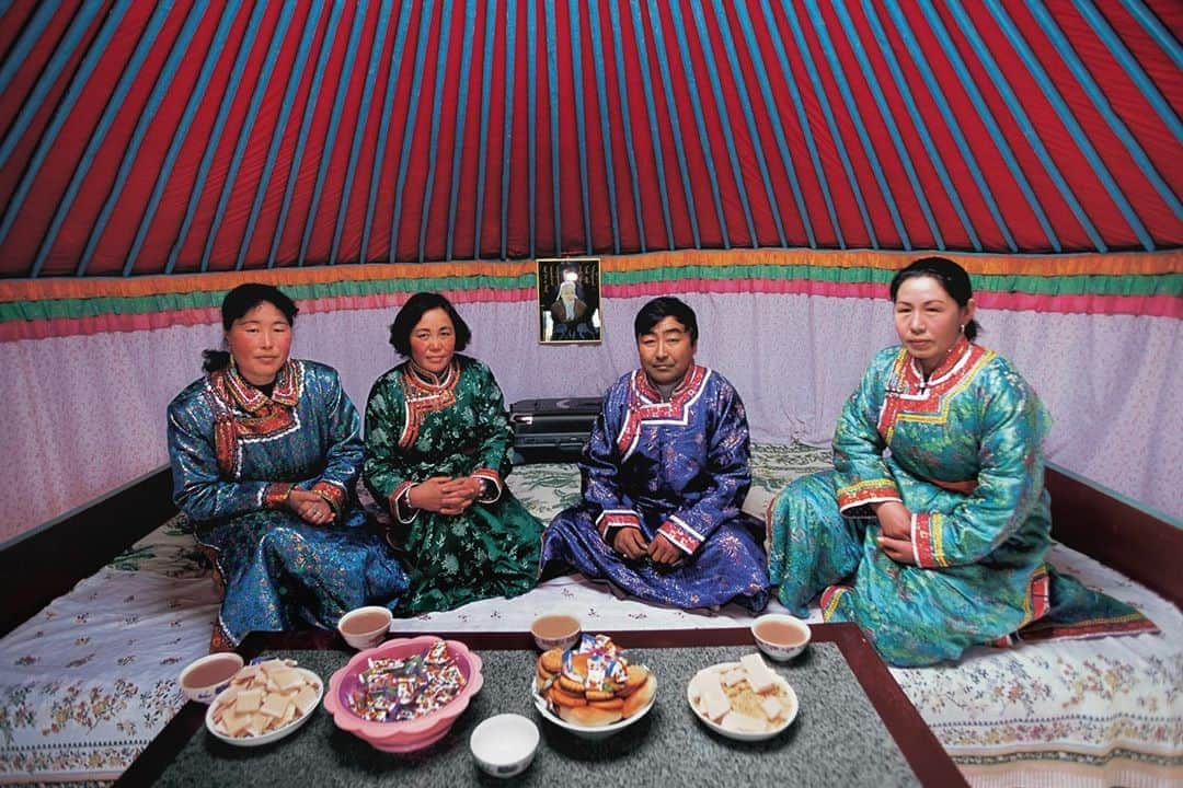 Michael Yamashitaさんのインスタグラム写真 - (Michael YamashitaInstagram)「A  family of Mongolian cowboys I photographed during the annual spring roundup near Shangdu, the ancient site of Xanadu, Kublai Khan’s summer palace immortalized by a a Samuel Taylor Coleridge poem. They wield looped bamboo poles (urga )to lasso the horses and bring them to the ground by their tails for inoculation and branding, the same tools and techniques used by their ancestors centuries ago. They are descendants of the marauding Mongolian nomads the Great Wall was built to keep out.  In 1279 , Mongols under Kublai Khan, grandson of Genghis Khan, established the Yuan Dynasty and conquered all of China. #innermongolia #mongol #mongolia #mongolian #mongolianhorse」10月22日 3時17分 - yamashitaphoto