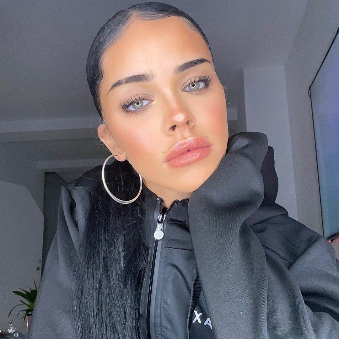 NISRINA SBIAのインスタグラム：「Bored」
