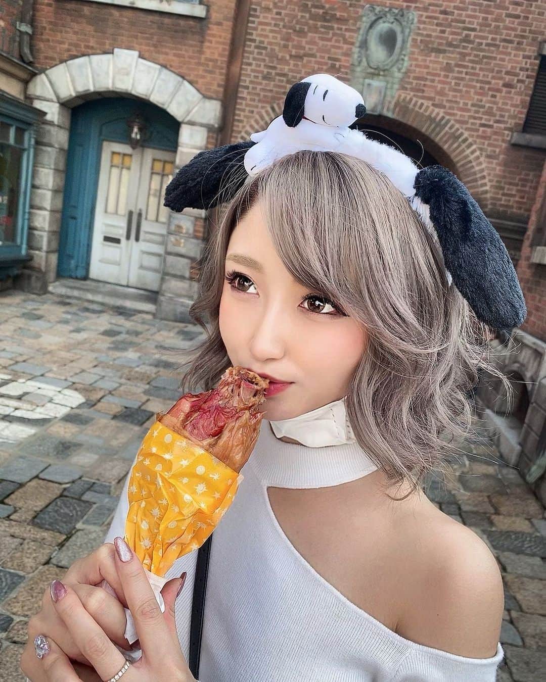 ゆらのインスタグラム：「＊  ユニバ💚💙  お肉肉肉🍗 念願のダイナソー乗れました🥺💗  #大阪　#ユニバ　#スヌーピー #女子旅　#USJ  #チキン🍗 #旅行　#ミナミ  #北新地 #福岡　#中洲　#キャバクラ　#ユニバコーデ」