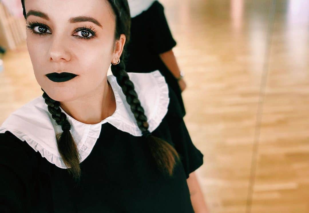 アリゼのインスタグラム：「Happy « MERCREDI » Addams 💀. #onfêtehalloween au @studiodedanselyonnetajaccio #halloweenmakeup」