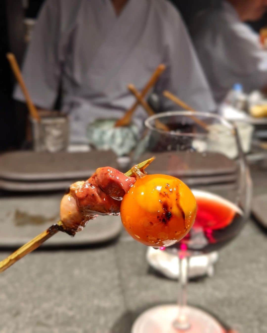 安岡あゆみさんのインスタグラム写真 - (安岡あゆみInstagram)「. #tbt🔙📸  今年の7月にオープンしたとり澤さん🐓 焼き鳥の名店鳥さわ22の暖簾分けのお店なのでお味はお墨付き！ 熱気溢れるカウンターから次々と提供される焼き鳥はどれも火入れが完璧で絶品💕 お口直しの大根がとても美味しくて何度おかわりしたことか…ストップをかけるまで出てくるので気づいたら11本（＋5品）も食べていました🤭 . . #japanesefood #yakitori #ayumi_y_gourmet #とり澤 #とり澤中目黒 #焼き鳥 #中目黒グルメ #中目黒 #中目黒焼き鳥」10月22日 8時54分 - ayumi_yasuoka