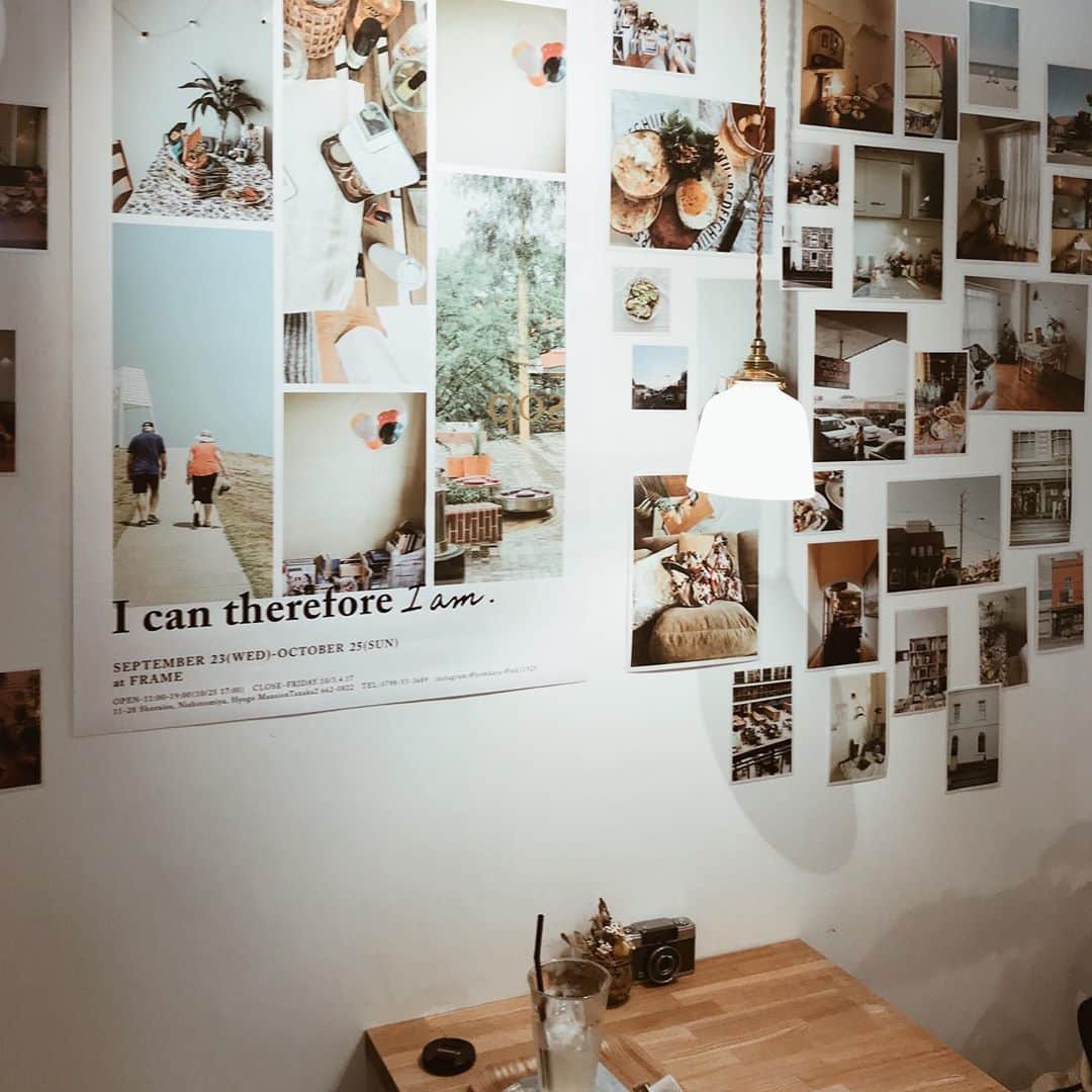 yuiさんのインスタグラム写真 - (yuiInstagram)「秋晴れの日のおでかけ🍂 #マキカヤ写真展 へ♡  マキさんの写真はおうち時間をもっと楽しみたくなるし、カヤさんの写真はもっと旅をしたくなる。笑  一見裏腹だけど、とてもバランスがよくって、まぜこぜに展示された写真はどれも温かな日常が感じられて、かわいくて素敵な展示でした♡ かわいいお姉さんたちいっぱいいて、むすめもとっても可愛がってもらいました♡笑 マキカヤ写真展は10/25までだそうです❣️(勝手に宣伝)」10月22日 8時56分 - __yyvvii