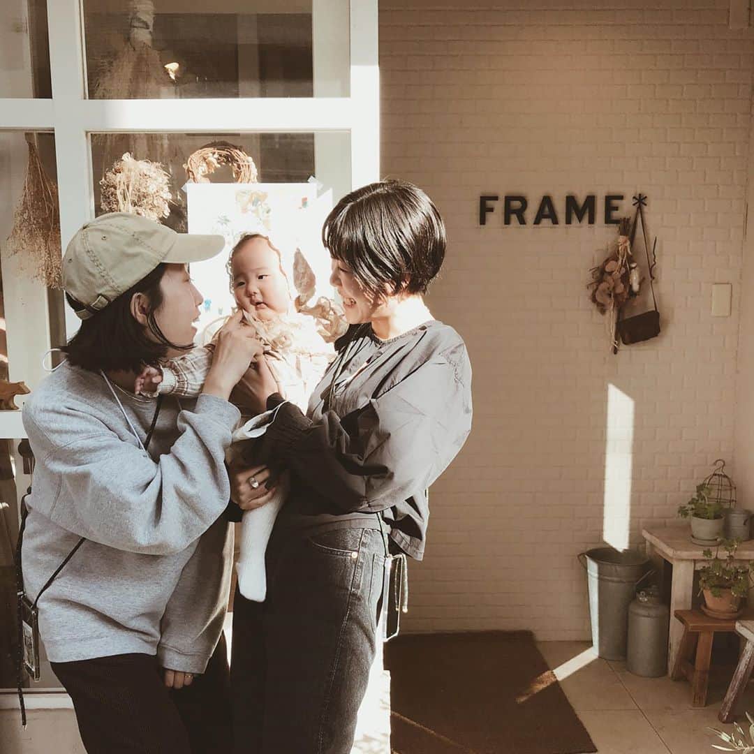 yuiさんのインスタグラム写真 - (yuiInstagram)「秋晴れの日のおでかけ🍂 #マキカヤ写真展 へ♡  マキさんの写真はおうち時間をもっと楽しみたくなるし、カヤさんの写真はもっと旅をしたくなる。笑  一見裏腹だけど、とてもバランスがよくって、まぜこぜに展示された写真はどれも温かな日常が感じられて、かわいくて素敵な展示でした♡ かわいいお姉さんたちいっぱいいて、むすめもとっても可愛がってもらいました♡笑 マキカヤ写真展は10/25までだそうです❣️(勝手に宣伝)」10月22日 8時56分 - __yyvvii