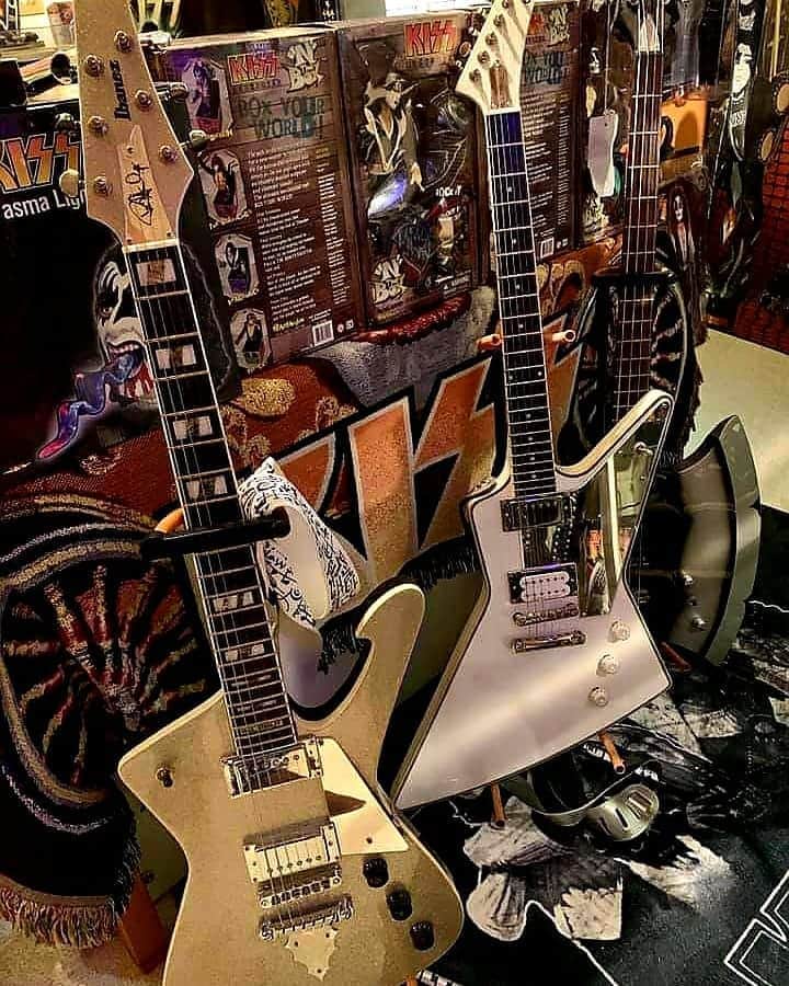 KISSさんのインスタグラム写真 - (KISSInstagram)「#CollectingKISS! Check out some of Dimitrios Jim Beis' #KISS guitars. Wow! @paulstanleylive @tommy_thayer_official @genesimmons #KISSARMYROCKS」10月22日 8時57分 - kissonline