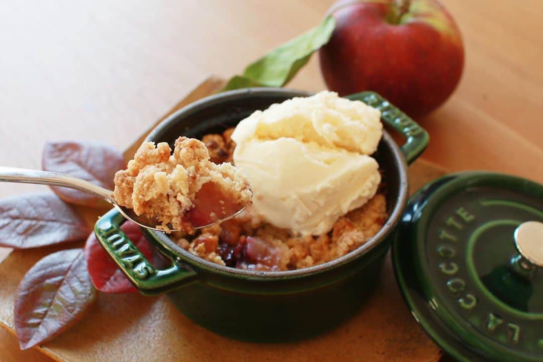 樋口智恵子さんのインスタグラム写真 - (樋口智恵子Instagram)「Harvest season in my little farm🍎🍇I baked an apple crumble🍎🥣🍨😋 . . . . 母が牧場に植えたリンゴの木にたくさん実がつきました🍎小ぶりだけれど酸味と甘味のバランスがとても良く美味しい！ . オーブンのあたたかさが心地よい季節🍂ブルーベリーも摘んできてクランブルを作りました。サクサクのクランブルと甘酸っぱいリンゴとベリーのフィリング、そして焼きたて熱々にバニラアイス！秋のデザートを満喫しました😋 . . . . #crumble #applecrumble #harvest #hokkaido #applepicking #北海道 #田舎暮らし #実りの秋 #リンゴ狩り #アップルクランブル #お菓子作り」10月22日 9時00分 - chieko_higuchi