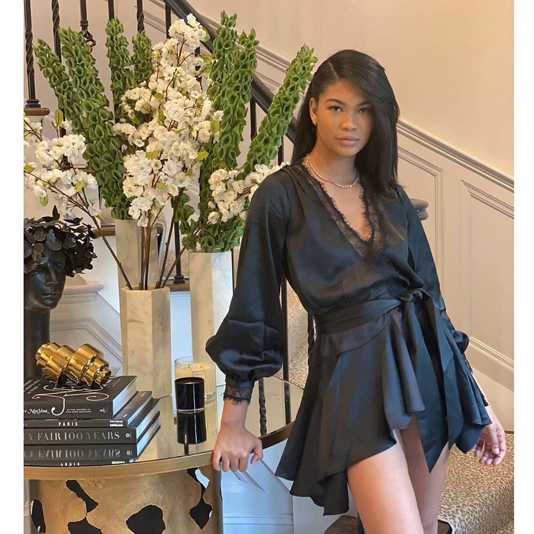 シャネル・イマンのインスタグラム：「I could lounge around in this all day  @revolve #revolvearoundthehouse」