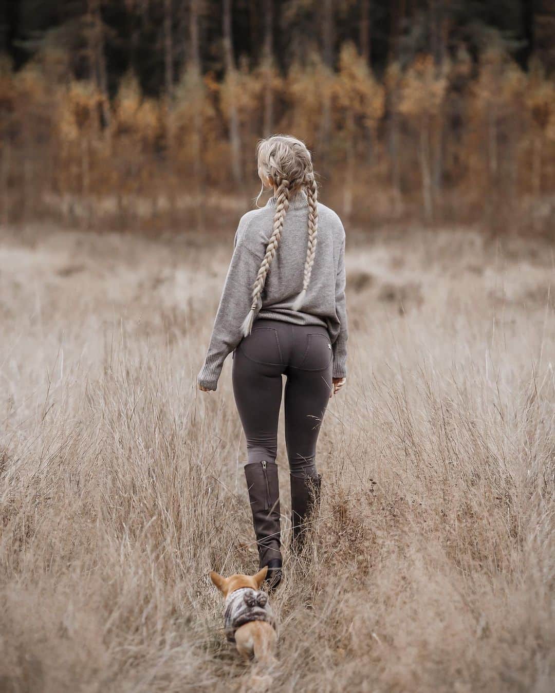 Anna Nyströmのインスタグラム：「Took a little mini break from instagram and spent the days with my favorite people, the best little dog, nature and awesome workouts 🧡 I really believe that spending time doing the things you love the most, make you come back with the best motivation ✨」