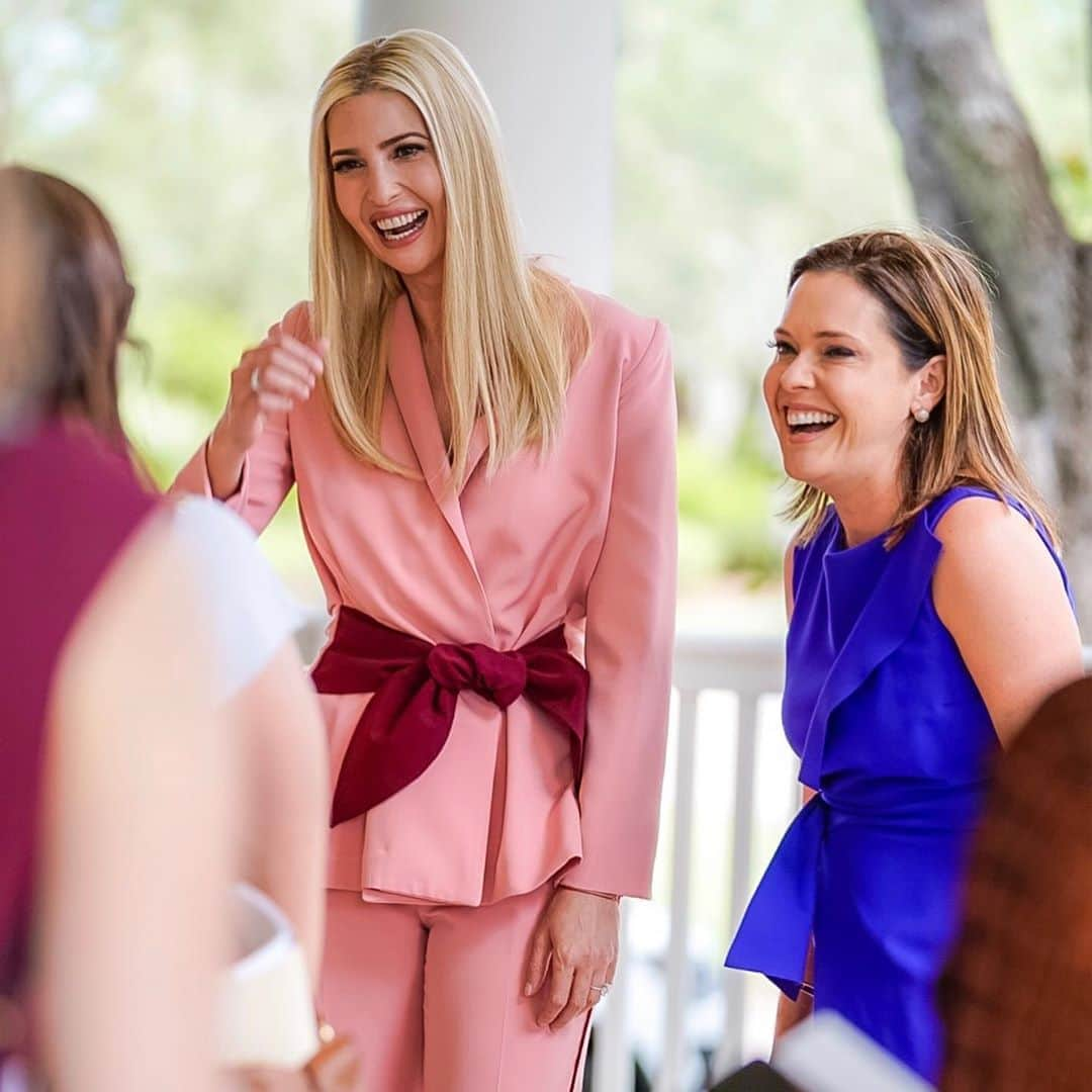 イヴァンカ・トランプさんのインスタグラム写真 - (イヴァンカ・トランプInstagram)「Great conversation with @GOPChairwoman and @mercedesschlapp and @realdonaldtrump supporters in Naples this morning. #4MoreYears」10月22日 3時46分 - ivankatrump