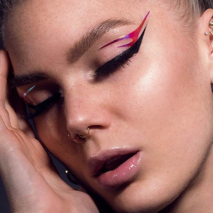 Linda Hallbergさんのインスタグラム写真 - (Linda HallbergInstagram)「Spice up your eyeliner game with @face_lace x @lindahallberg Bat Wing design! 😍 Bat Wing is available in Dazzle and Black Glitter and is the perfect addition to any makeup! Go get yours at Face-Lace.com 🔥  #reklam #ad #facelace #batwing」10月22日 3時56分 - lindahallberg