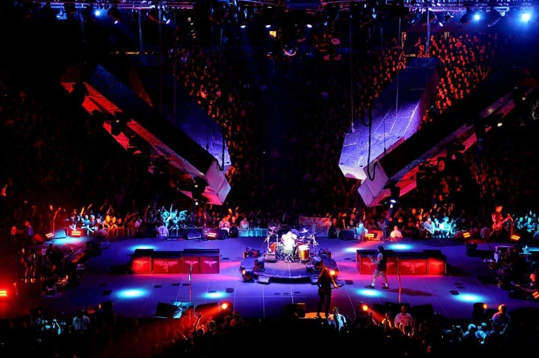 メタリカさんのインスタグラム写真 - (メタリカInstagram)「The #WorldMagnetic tour kicked off 12 years ago tonight in Glendale, AZ. Who saw us on that tour?  📸 @rosshalfin」10月22日 3時56分 - metallica