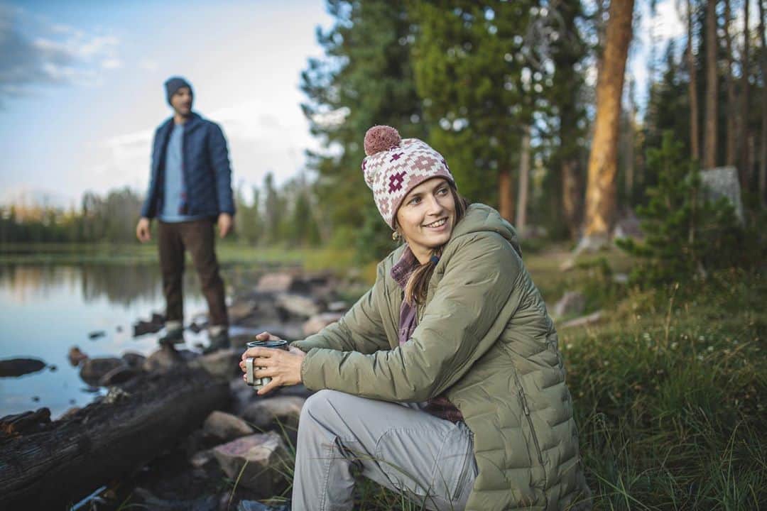 マウンテンハードウェアのインスタグラム：「“The Stretchdown Parka is a true game changer because it’s a very versatile layer that I can wear in any situation and feel free in my movement: whether it’s climbing out of my sleeping bag, living the camp life, hanging at the cliff, bolting all day long, or climbing anything from hard boulders to long multipitch.” -@chadurif. Photos: @dscottclarkphoto.」