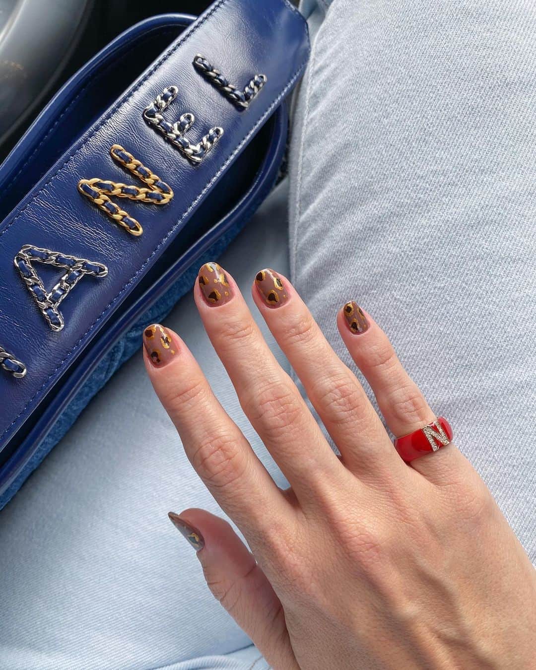 Glam4Youのインスタグラム：「Detalhes de hoje... pinky ring vermelho que vocês amam é @at.jewel e você pode personalizar a cor que quiser, tamanho e letra. Eu não tiro! Amo!」