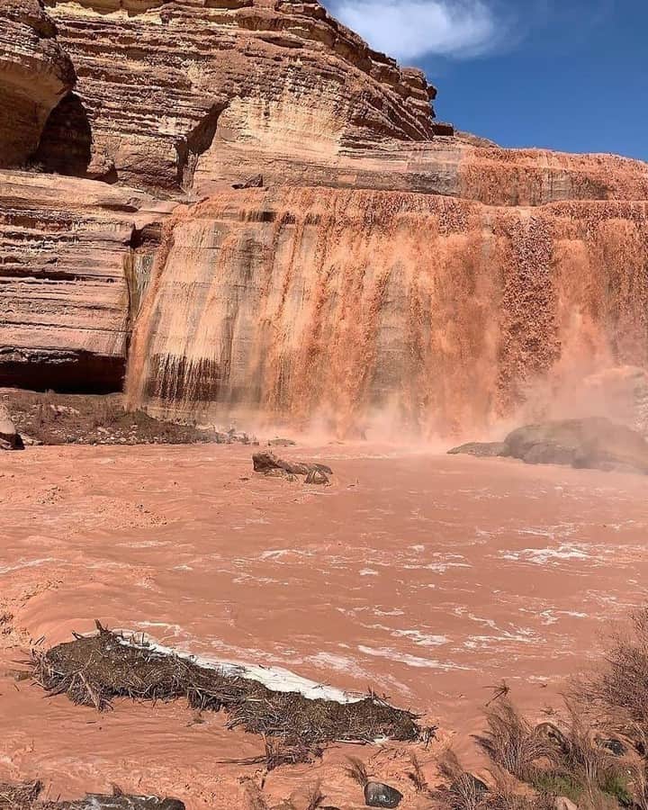 Discover Earthさんのインスタグラム写真 - (Discover EarthInstagram)「Impressive, right? "Grand Falls is a natural waterfall system located 30 miles northeast of Flagstaff, Arizona in the Painted Desert on the Navajo Nation. At 185 feet (56 meters) tall, it is taller than Niagara Falls. It dumps snow melt or seasonal rain into the Little Colorado River below. It is known for its extremely muddy flow, which is a major contributor to Little Colorado River opacity. Heavy rains or snow melt will produce spectacular viewing, photography and sound whereas the scarcity of water will produce only trickles or no flow at all. Grand Falls was formed when lava from nearby Merriam Crater flowed into the Little Colorado River, creating a lava dam. The river was forced to reroute itself around the dam and Grand Falls formed where the river rejoins its original course." 🇺🇸 #discoverArizona with @o6_col   #arizona #USA #waterfall」10月22日 4時00分 - discoverearth
