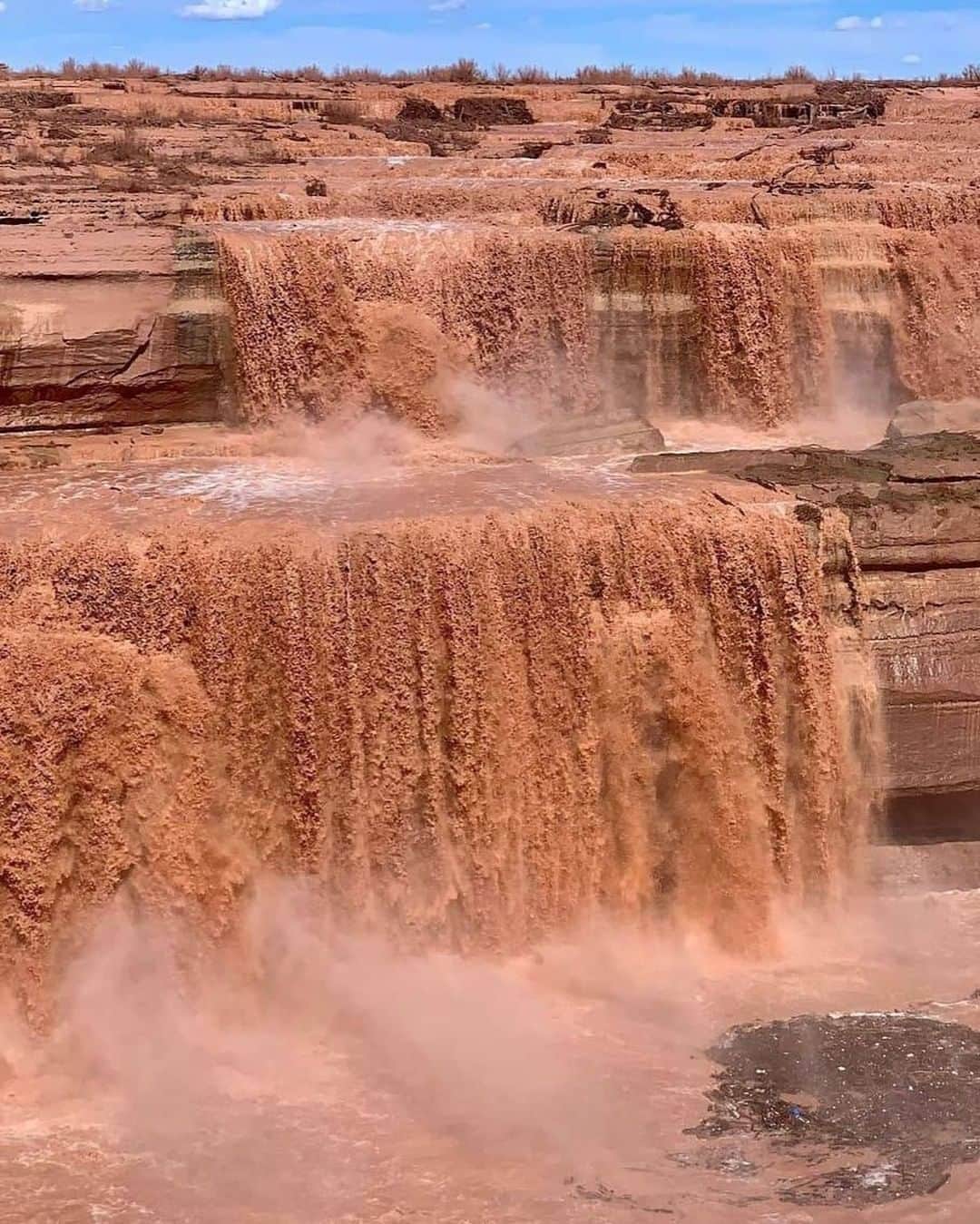 Discover Earthさんのインスタグラム写真 - (Discover EarthInstagram)「Impressive, right? "Grand Falls is a natural waterfall system located 30 miles northeast of Flagstaff, Arizona in the Painted Desert on the Navajo Nation. At 185 feet (56 meters) tall, it is taller than Niagara Falls. It dumps snow melt or seasonal rain into the Little Colorado River below. It is known for its extremely muddy flow, which is a major contributor to Little Colorado River opacity. Heavy rains or snow melt will produce spectacular viewing, photography and sound whereas the scarcity of water will produce only trickles or no flow at all. Grand Falls was formed when lava from nearby Merriam Crater flowed into the Little Colorado River, creating a lava dam. The river was forced to reroute itself around the dam and Grand Falls formed where the river rejoins its original course." 🇺🇸 #discoverArizona with @o6_col   #arizona #USA #waterfall」10月22日 4時00分 - discoverearth