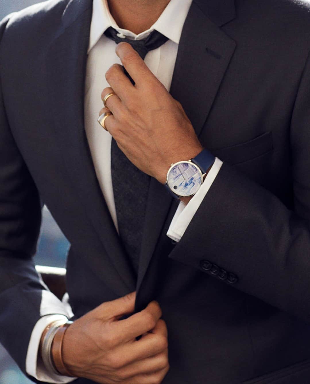 モバードのインスタグラム：「City views to match any hue. The iconic Museum photographic dial featuring a navy blue vegan strap. @alexilubomirski  #AlexiXMovado #Movado」