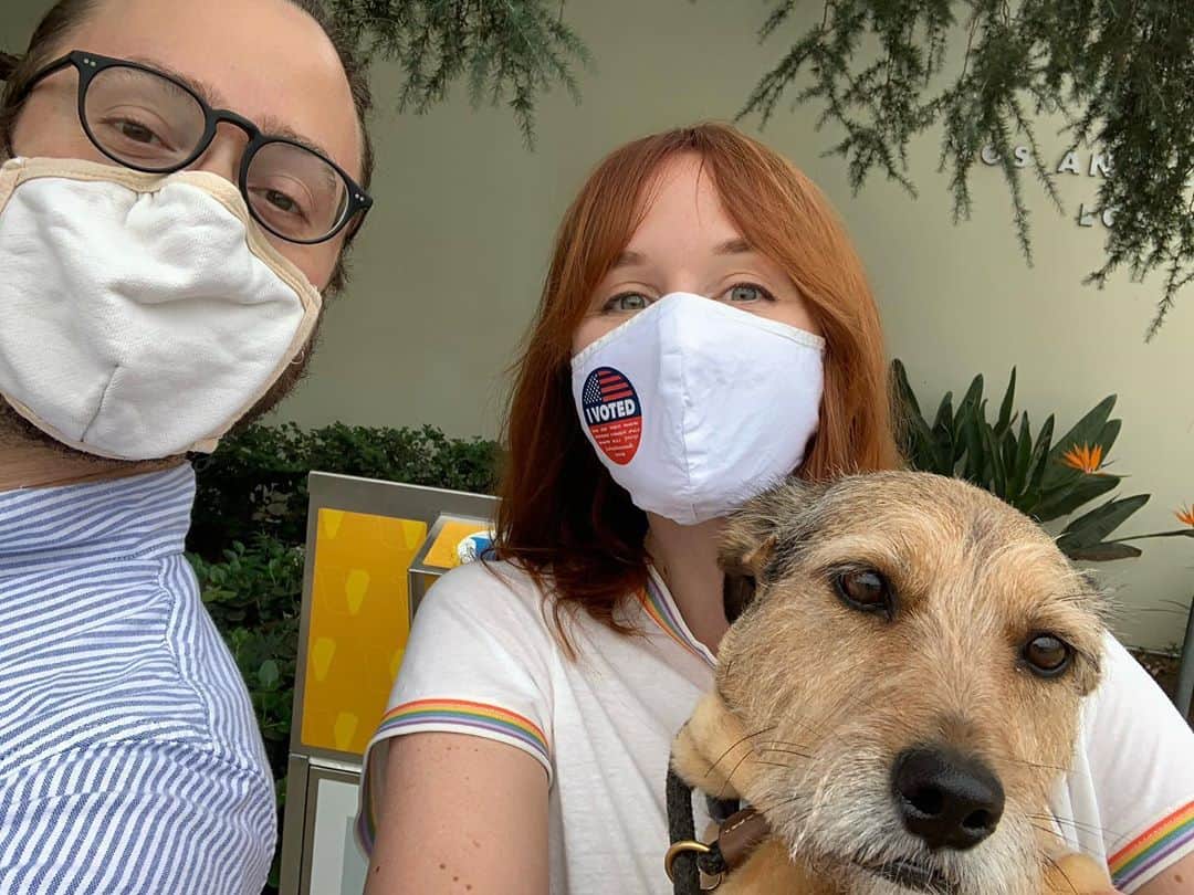 ローラ・スペンサーのインスタグラム：「We still smile under our masks! Also, WE VOTED! Also, Annie is sad she’s a dog and can’t vote and says she hopes humans see what a huge privilege it is to be able to do so and that she hopes you use your privilege wisely, thoughtfully, and inclusively. Let’s move forward together as a country, not backwards! 💙#BidenHarris2020」