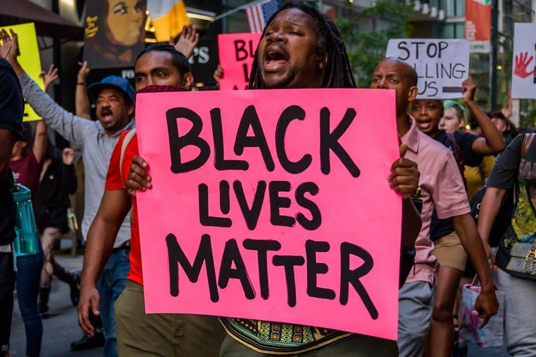 ジャスティン・ビーバーさんのインスタグラム写真 - (ジャスティン・ビーバーInstagram)「Some may say what good does it do to post “black lives matter...” I’ll tell you why.. I want everyone to know what matters to me. I want people to know what is heavy on my heart. I want people to know I haven’t forgotten. I want to use the platform i have to remind  people  that racism is evil and it is ingrained in our culture. I want my black brothers and sisters to feel supported, seen and valued. If this bothers you I just want you to know I’m not going to stop talking about it. Ever.」10月22日 4時08分 - justinbieber