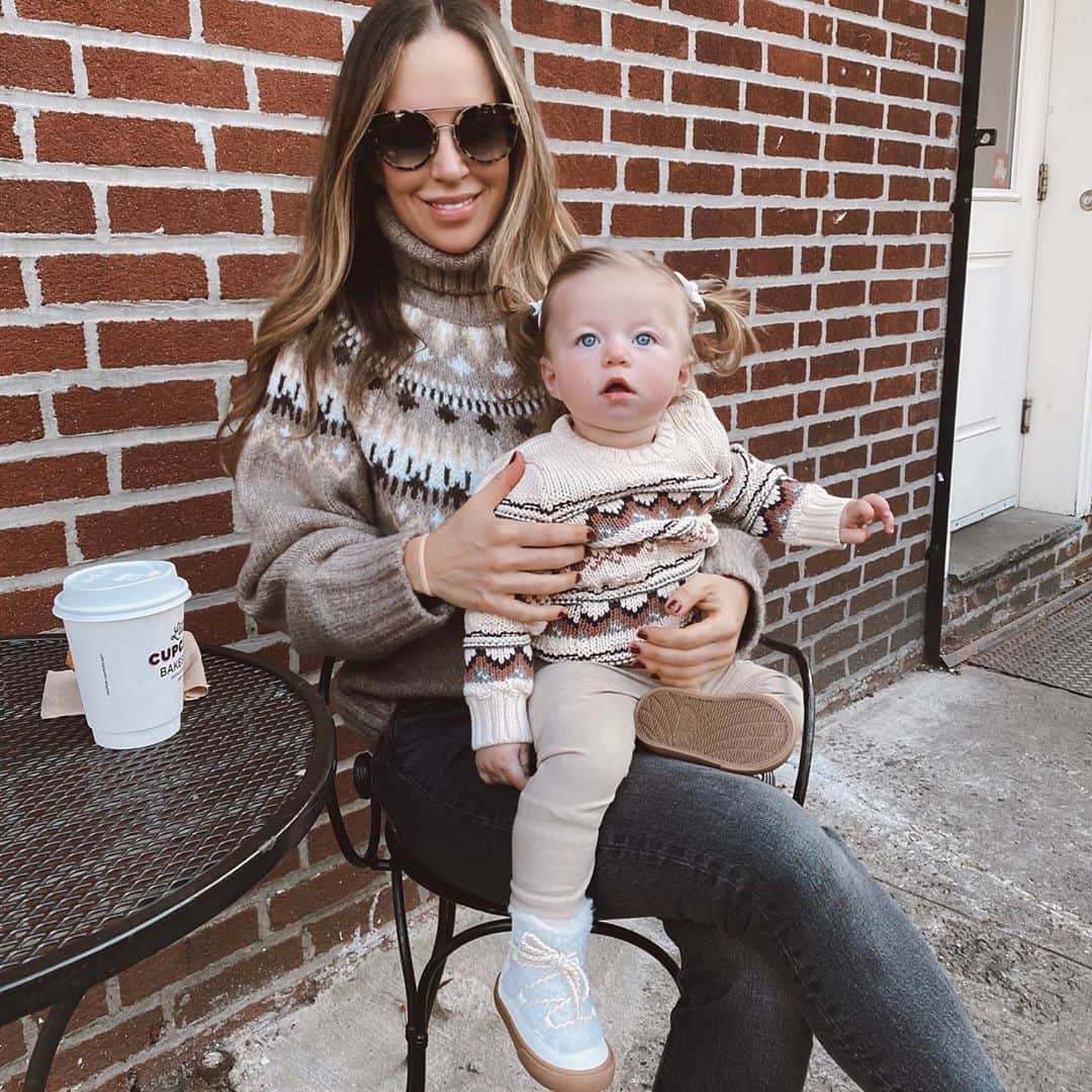 Helena Glazer Hodneのインスタグラム：「Not sure what is killing me more, her little boots or that sweater😍 Everything from @hm. #hmxme #HMLeague ad」