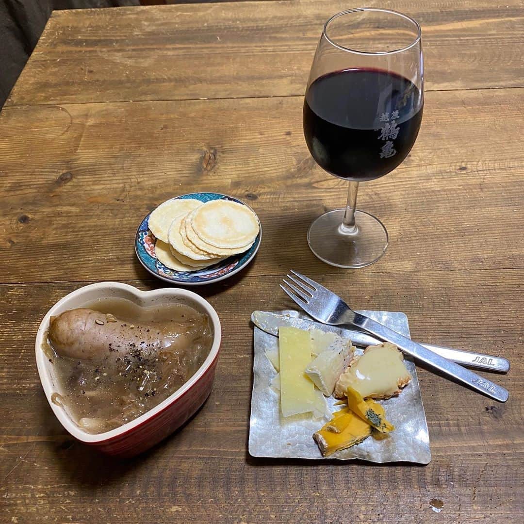 金巻ともこさんのインスタグラム写真 - (金巻ともこInstagram)「この世の幸せ読書飲酒。 #チーズ #cheese #shropshireblue #シュロップシャーブルー #ブリートリュフ #briealatruffe  #エポワス #epoissescheese #epoisses #パルミジャーノレッジャーノ #parmigianoreggiano  #サルシッチャ #ザワークラウト #自家製ザワークラウト #saussiche #Sauerkraut #sauerkrautandsausage  #hakuchai #tabby #orangetabby #cat #猫 #茶トラ男子部 #catstagram #白猫　#whitecat #おうちごはん金巻 #おうちごはんと猫 #猫とごはん」10月22日 4時11分 - tomotomoco