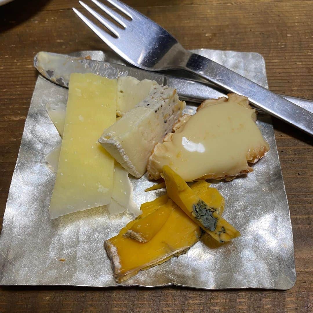 金巻ともこさんのインスタグラム写真 - (金巻ともこInstagram)「この世の幸せ読書飲酒。 #チーズ #cheese #shropshireblue #シュロップシャーブルー #ブリートリュフ #briealatruffe  #エポワス #epoissescheese #epoisses #パルミジャーノレッジャーノ #parmigianoreggiano  #サルシッチャ #ザワークラウト #自家製ザワークラウト #saussiche #Sauerkraut #sauerkrautandsausage  #hakuchai #tabby #orangetabby #cat #猫 #茶トラ男子部 #catstagram #白猫　#whitecat #おうちごはん金巻 #おうちごはんと猫 #猫とごはん」10月22日 4時11分 - tomotomoco