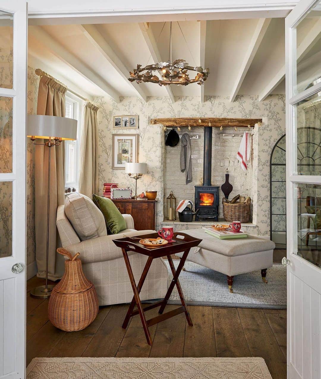 ローラアシュレイのインスタグラム：「There’s nothing quite like cosy autumn interiors 🍂」