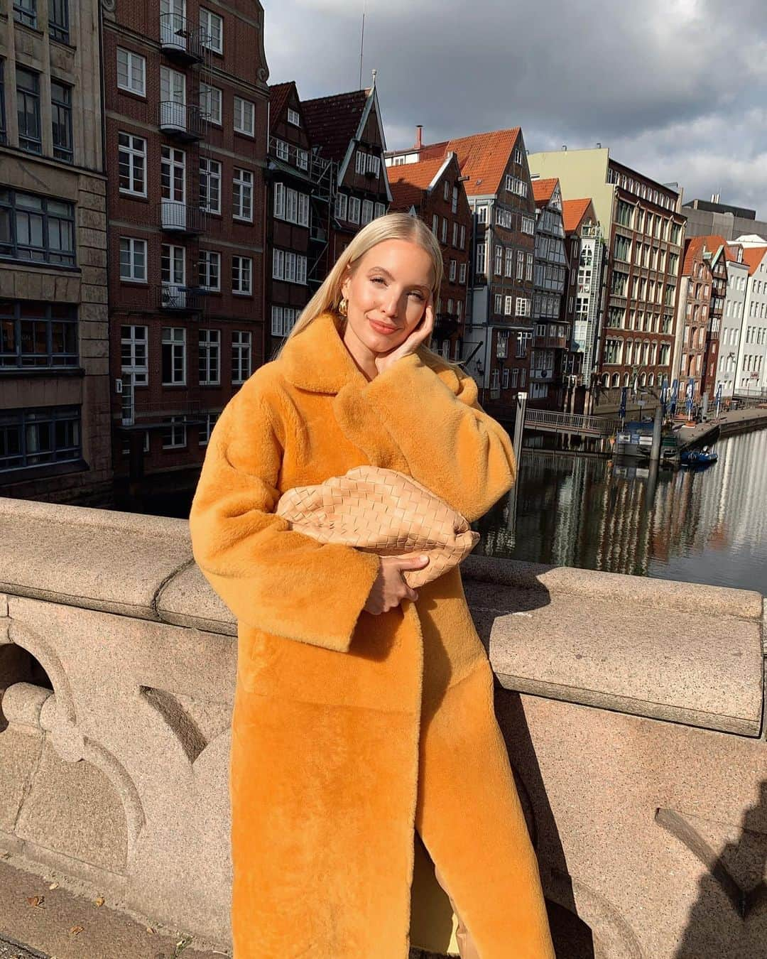 レオニー・ハンネさんのインスタグラム写真 - (レオニー・ハンネInstagram)「My home is cold but cute.🥰 Anzeige/Tag #hamburg」10月22日 4時20分 - leoniehanne