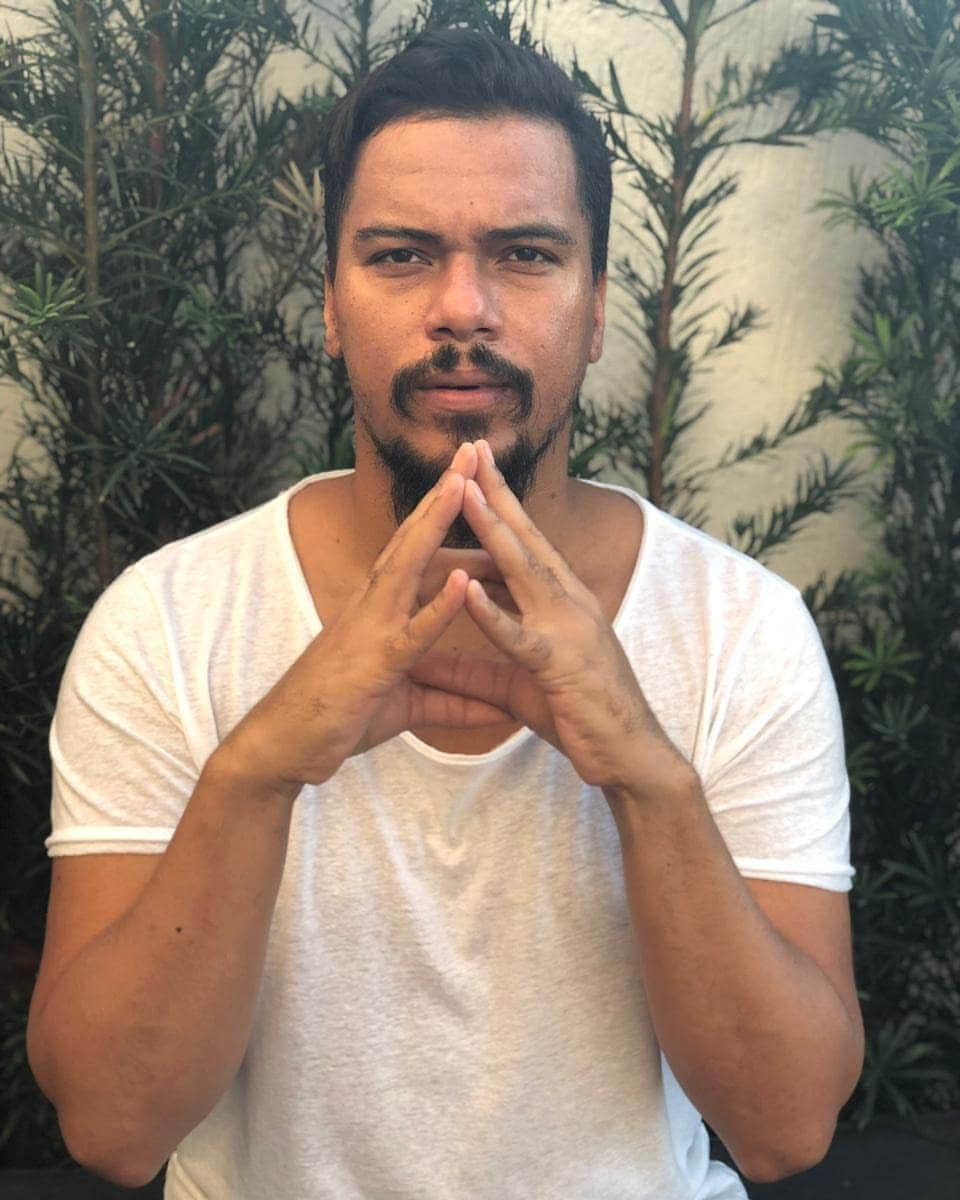 Sorriso Marotoのインスタグラム：「#Repost @bcbrunocardoso  Tirei essa foto em 2018, ainda com licença médica, literalmente fora dos palcos, distante daquilo que amo fazer que é cantar, tocar, ver e sentir o nosso público.   Essa imagem em minhas mãos simboliza o A.M.A. Um projeto que desenhei antes mesmo de ficar doente, mas só entendi o propósito dele baseado nas angústias, dúvidas, pesadelos e sonhos que tive no período de quarentena que vivi. Um projeto feito diante de uma série de perguntas que rondavam meus pensamentos: Será que eu vou voltar a cantar? E se eu não voltar? E se eu tiver alguma restrição física ? Será que o @sorrisomaroto conseguirá seguir em frente? Será? E se...?   Uma dúvida interminável era constante na minha mente. E em meio a esses questionamentos eu pensei: parece que o mundo está caindo sobre mim. E se de fato ele acabar, o que fazer? Aí eu encontrei a resposta. Ele não vai acabar. Ele só acaba se quisermos. E o meu, o nosso vai continuar. E pra continuar precisamos amar mais, viver mais, continuarmos em frente usando a nossa música como o elo de transformação pra construirmos um novo momento. E é isso que vim contar pra vocês. A partir de agora vamos compartilhar com vocês essas experiências vividas em fevereiro num registro ao vivo com o nosso público e amigos no palco. Seja bem vindo, @festaama! ANTES QUE O MUNDO ACABE @sorrisomaroto #AMA #AntesQueoMundoAcabe 🙏🏾❤️ @eusergiojr @crisjog @vinisorriso @frd.silva @bcbrunocardoso」