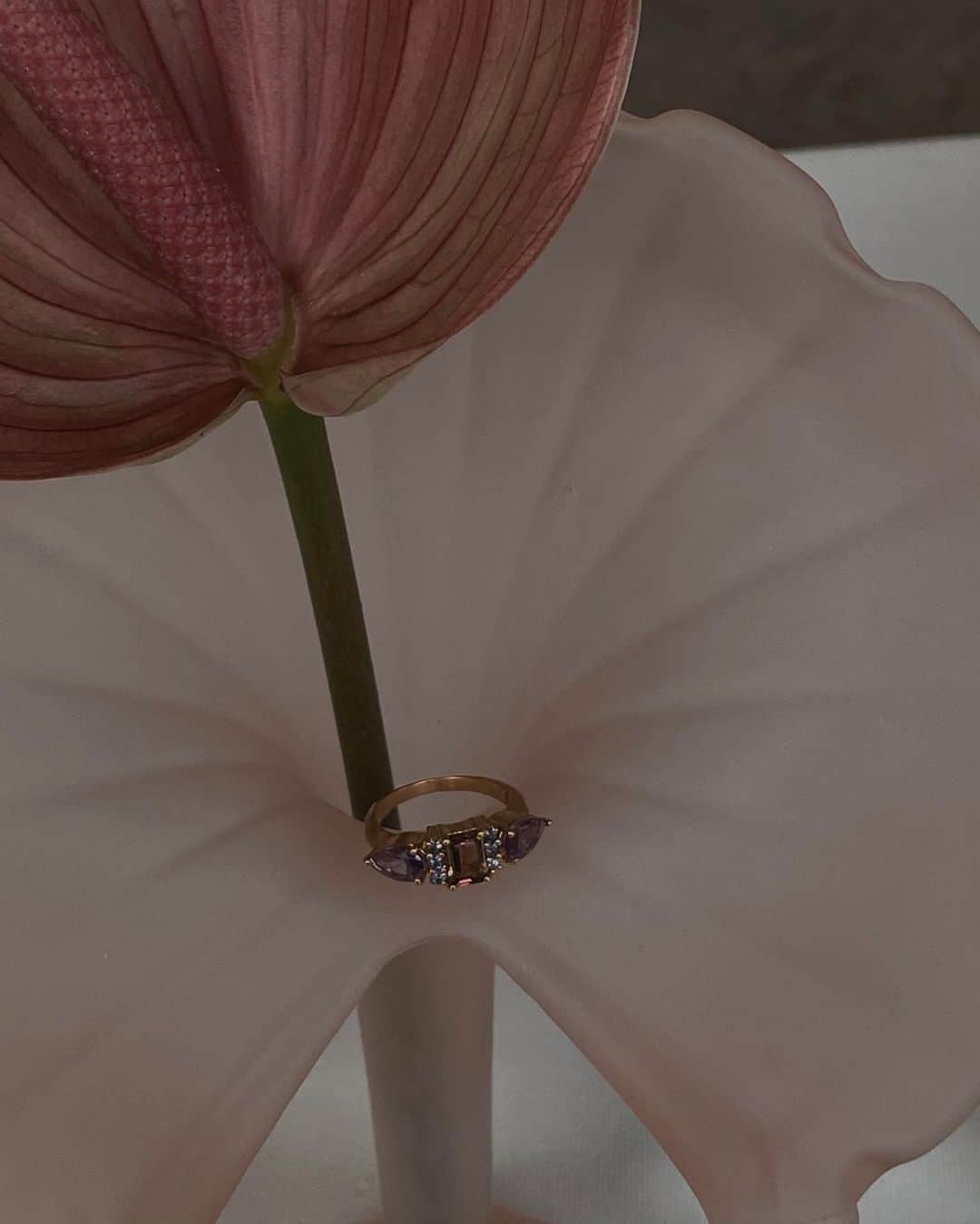エレオノーラ・カリシのインスタグラム：「Discovering the hidden treasures behind the jewelry line of Livia, @voodoojewels designer who immerses us in her world made for the simple and pure beauty of being perfectly imperfect women, just like her jewels... just like us. #Voodojewels #adv」