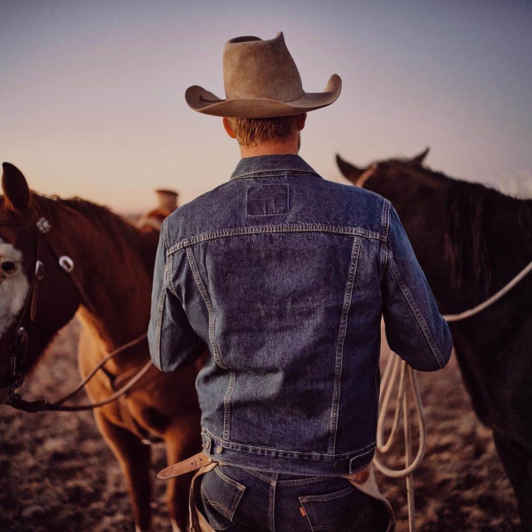 Levi’sさんのインスタグラム写真 - (Levi’sInstagram)「Inspired by the jeans worn in the Wild West. Made for a classic style and rugged durability. It’s our Western Fit. Shop now via the link in bio.」10月22日 4時26分 - levis