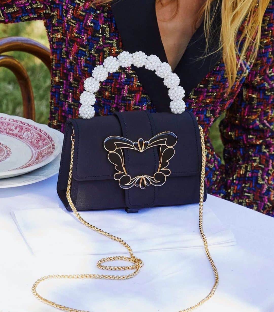 SOPHIA WEBSTERさんのインスタグラム写真 - (SOPHIA WEBSTERInstagram)「Dining al fresco is even more special when you’ve got a stunning accessory by your side. 'Margaux' is the perfect sidekick for your weekend adventures. 🖤⁣⁣ ⁣⁣ 👛🦋 Available to shop with @neimanmarcus ⁣⁣ ⁣⁣ #SophiaWebster #SophiaWebsterBags #NeimanMarcus」10月22日 4時29分 - sophiawebster