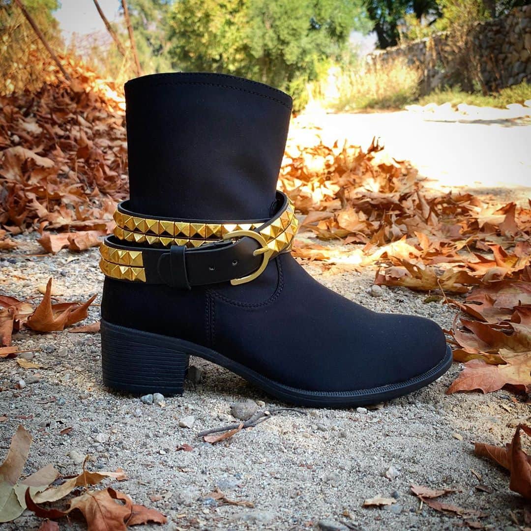 のインスタグラム：「Oh hello, Fall. Meet the Manhattan boot. Breathable waterproof nylon with removable belt. Soft faux fur lining. So chic with jeans or skirts with tights 🍁」