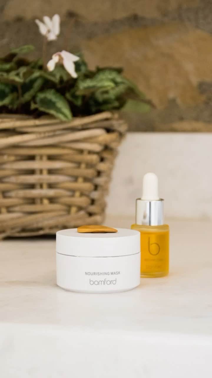 のインスタグラム：「Just as the natural world begins its annual shedding cycle in autumn, our skin will react to the seasonal changes too. ‘When our skin starts losing moisture, the barrier can get disrupted causing increased sensitivity, dryness and irritation’, explains Wellness and Treatment Manager at Bamford Wellness Spas, Kristi. Here, she demonstrates how to apply our Restore Elixir followed by the Nourishing Mask for a restorative overnight treatment to awake to a complexion that is nourished, even-toned and newly resilient.⁠⠀ ⁠⠀ Head to our online journal for more of Kristi's skincare wisdom and tips for caring for skin in colder weather. Shop the Restore Elixir and Nourishing Mask online and in store. #bamford #healthyskin #skincareroutine #naturalbeauty #antiaging」