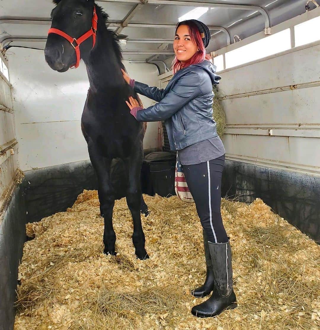 ダブのインスタグラム：「Horse trainer Morgan Hurtado looks so chic in her dav Cheyenne boots. They are made of vegan suede and include a cruelty-free faux shearling lining. She is a proud vegan so we know that is important to her! Love you Morgan! ❤️👏👏👏👏💯🍁🍁🍁」