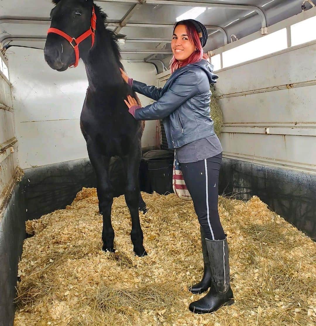 のインスタグラム：「Horse trainer Morgan Hurtado looks so chic in her dav Cheyenne boots. They are made of vegan suede and include a cruelty-free faux shearling lining. She is a proud vegan so we know that is important to her! Love you Morgan! ❤️👏👏👏👏💯🍁🍁🍁」