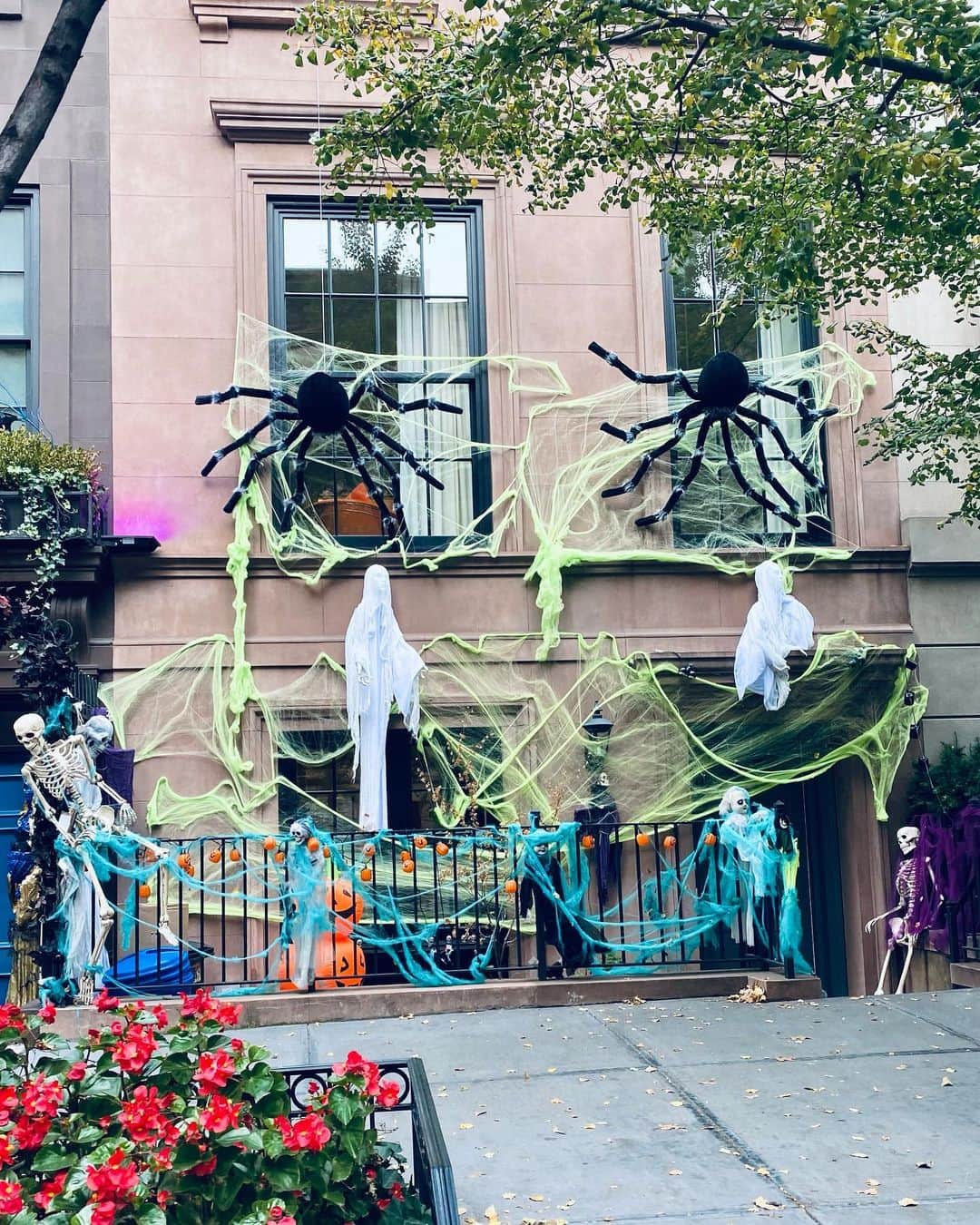 ヨハネス・ヒューブルさんのインスタグラム写真 - (ヨハネス・ヒューブルInstagram)「Fall season foliage and Halloween decoration in New York City have begun 🎃 👻 #swipe」10月22日 4時47分 - johanneshuebl