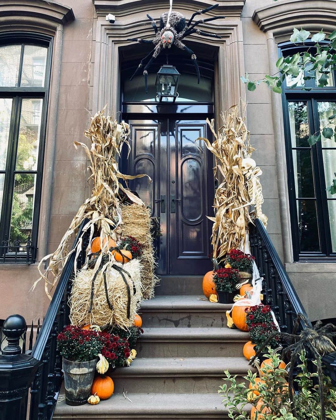 ヨハネス・ヒューブルさんのインスタグラム写真 - (ヨハネス・ヒューブルInstagram)「Fall season foliage and Halloween decoration in New York City have begun 🎃 👻 #swipe」10月22日 4時47分 - johanneshuebl