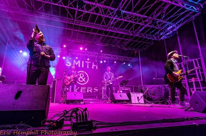 Shinedownさんのインスタグラム写真 - (ShinedownInstagram)「@smithandmyersofficial (w/ special guests @zackmack513 @jrmooremusic) have back to back live & in-person, socially distanced, drive-in shows tonight + tomorrow! Who's coming out to celebrate the new double album????  10/21 - Memphis @ Malco Summer Drive-In 10/22 - Atlanta @ Ameris Bank Amphitheatre  🎶🎫🚗 smithandmyersmusic.com  📷 @erichemphillphotography」10月22日 4時54分 - shinedown