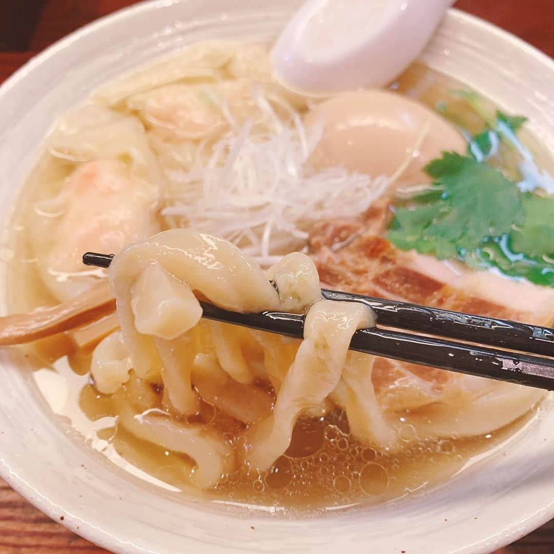 前野悠介さんのインスタグラム写真 - (前野悠介Instagram)「下北沢　　麺と未来 ブリ大根くらい美味かった 麺が、タバコくらい太い珍しいラーメン。 でも麺の感じで太い麺の周りがホロホロ、中がもっちりなんで、ちゃんと麺とスープが絡んでいて美味い！！麺をけっこう噛んで飲み込む事は無かったのでええ体験でした 海老ワンタンも乗っていて、これまた麺と違う食感で1ワンタンに入っている2エビが4WDのタイヤくらい弾力があって良いです！！ そんで、麺が極太なので一見麺にのみ目が行きがちですが、僕はスープの美味さに感動しました チャーシューのみ汎用 皆さんがセッキャバ60回行くなら、僕ならセッキャバを4回に押さえて後は2回くらいここでラーメン食べて後は返済に使うね。」10月22日 5時02分 - maenoyuusuke