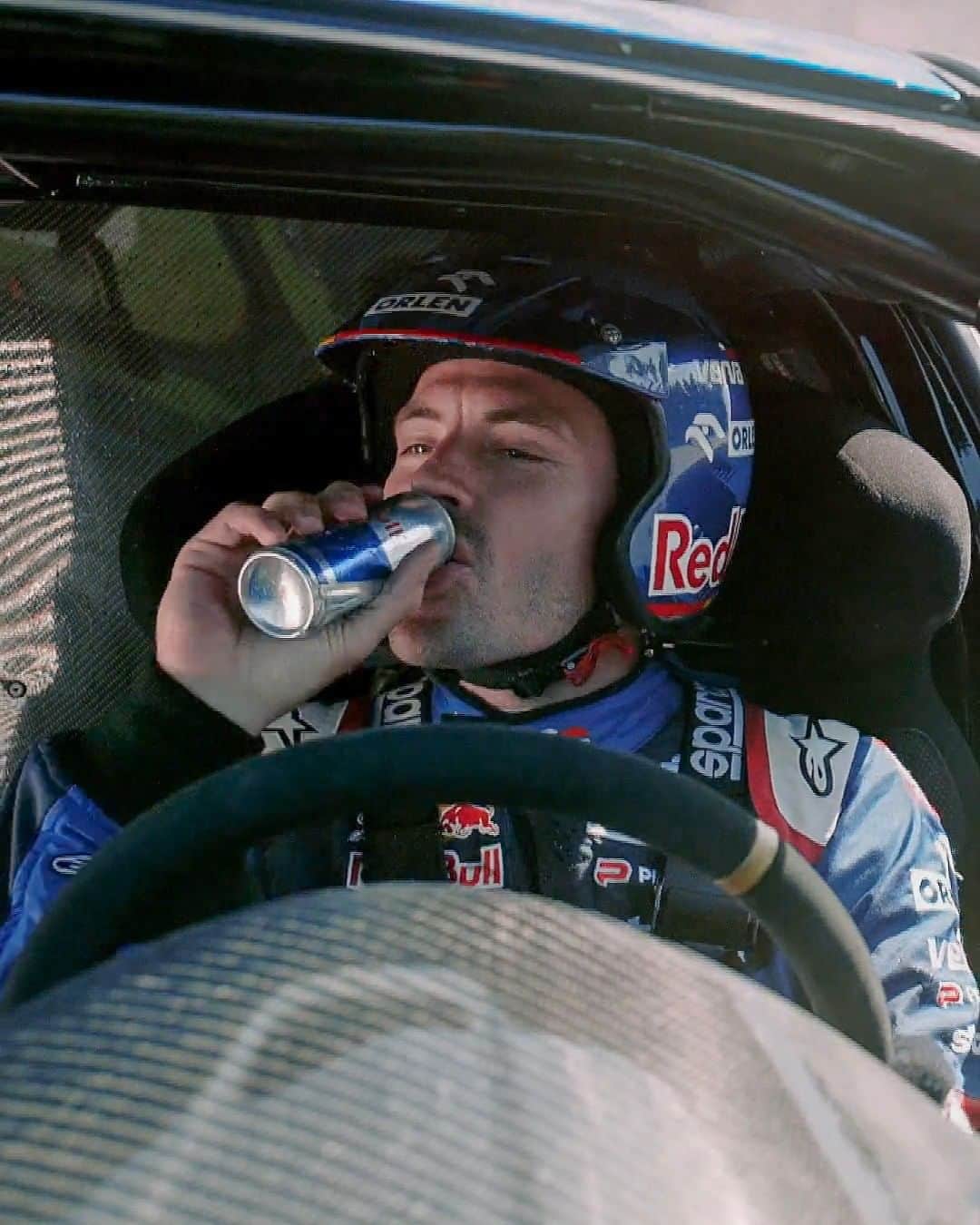 レッドブルのインスタグラム：「how conveniently placed 😏  @kuba_przygonski #redbull #givesyouwiiings #drift #drifting #driftskills」