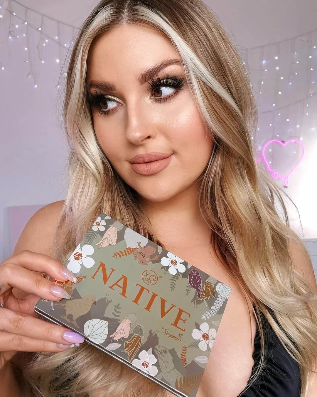 のインスタグラム：「Introducing my brand new palette, the @xobeautyshop NATIVE flora and fauna palette! 🤎🦎 as long as I can remember, I’ve been in love and fascinated with so many of our unique native species here in Aotearoa, so I decided to combine that love with my passion for makeup! 🐾 This palette is inspired by just a few of the stunning colors of our gorgeous species we are so lucky to have 🦉 many of our native forests and animals are in desperate need of help, so please watch my NEW launch video (now live on youtube.com/shaaanxo) to raise awareness and learn more about why our native flora and fauna are so special, and how you can help! 🦜 To celebrate the launch, we have donated to both Native Forest Restoration Trust and Endangered Species Foundation 🇳🇿🌿 this palette is high quality, vegan, cruelty free and available NOW at xobeautyshop.com and most stockists! You are going to LOVE it, I promise 🥰 let me know which shade is your favorite below 👇🏼 also... swipe across for awkward throwback pics haha 😂 #nativepalette #xobeauty #ad EDIT: WE HAVE SOLD OUT 😭🤎 THANK U ALL SO MUCH! WE HAVE JUST ADDED PREORDERS DUE TO DEMAND, more info on the website xoxoxo ily!!!」