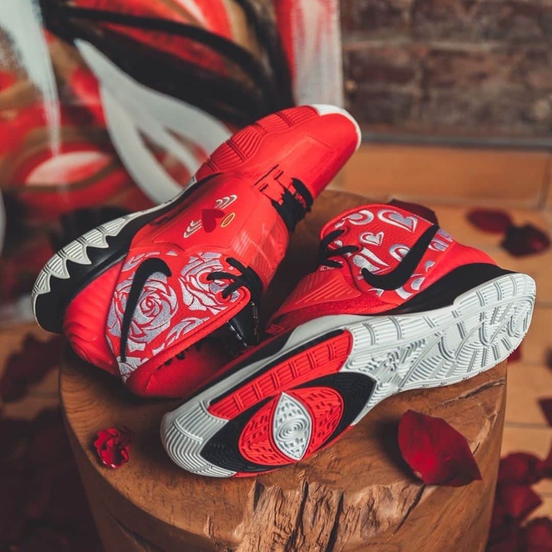 Nice Kicksさんのインスタグラム写真 - (Nice KicksInstagram)「Kyrie Irving and Sneaker Room owner, Suraj Kaufman, teamed up for a Kyrie 6 collection honoring their late mothers. ❤️  Release Date: 10/23/20 Red Pair - 2006 pairs $200 Black Pair - 813 pairs $300 White Pair - 302 pairs (raffle) $400」10月22日 5時15分 - nicekicks