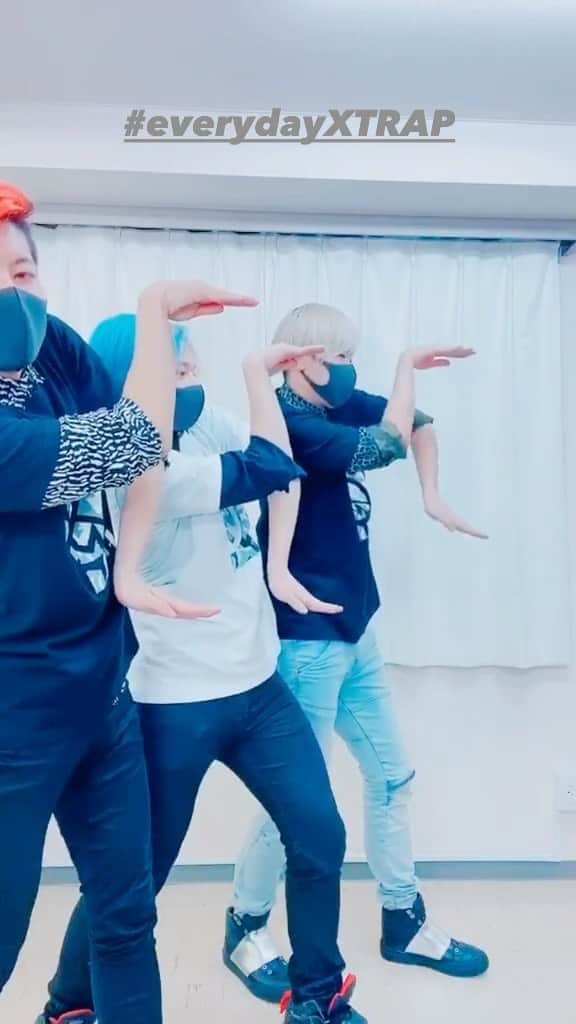 のインスタグラム：「#XTRAPchallenge Dance art by XTRAP🧤﻿ ----﻿ 📲EVERY DAY XTRAP REEL📲﻿ ----﻿ Choreograph by﻿ @zange_xtrap ﻿ @ryoga_xtrap ﻿ @kenshin_xtrap﻿ ﻿ #danceart #Tutting #振付 #タット振付 #ダンス動画 #XTRAP #handdance #ダンス #flowart #fingertutting #light #動画制作 #creative #fingerdance #puzzledance #asia #japan #kaleidoscope #タットダンス #japan #move #tuttingchoreography #tiktok #performanceart #dance #パズルダンス #Choreograph」