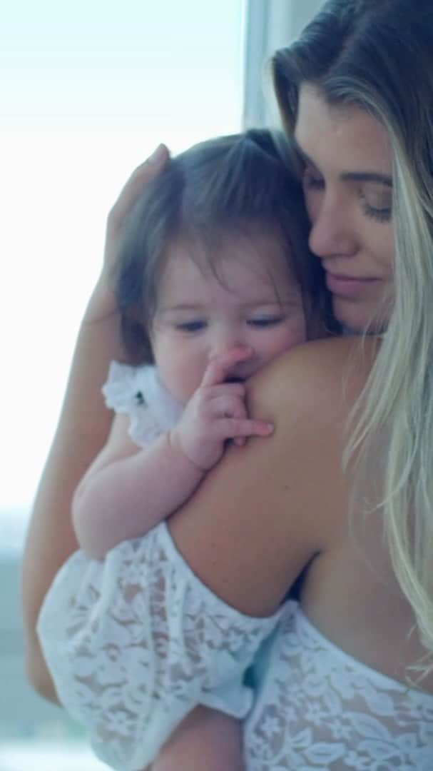 エイミー・ウィラートンのインスタグラム：「When @samaramorrisphotographer came to our home for a #morrisandmothers baby shoot she casually mentioned that she was going to shoot a bit of video too. Fast forward a few weeks and she sends me this ( what I can only describe as...) an unexpected love letter time capsule movie ! I  wanted to capture some shots of my baby at #8monthsold and as always Samara blows the canon on what you can expect from a home shoot... she caught us , our moments, the little things Demz and I love to do together and little loving details around the house that I had forgotten were there. Thank you for these priceless memories , what you do is so unique ❤️❤️❤️❤️」