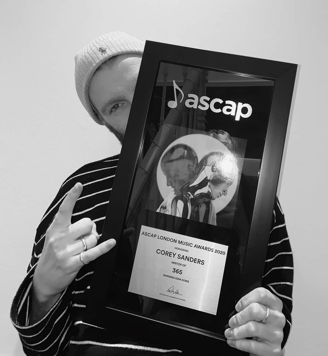 ASCAPさんのインスタグラム写真 - (ASCAPInstagram)「👏 👏 👏  @corey.sanders with his #ASCAPAwards for #365, performed by #Zedd & #KatyPerry」10月22日 5時12分 - ascap