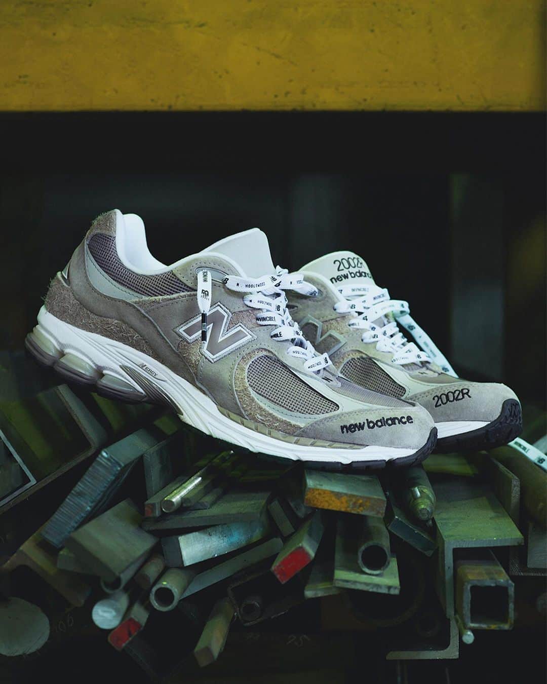 HYPEBEASTさんのインスタグラム写真 - (HYPEBEASTInstagram)「@hypebeastkicks: @invincible_inc and @n_hoolywood have teamed up with @newbalance to give their own take on the 2002R silhouette. Inspired by military materials, the sneaker features ripstop taken from N.HOOLYWOOD’s CM996 collaboration, and it also utilizes the fuzzy suede that was found on INVINCIBLE’s ML574 collaboration. These materials are combined alongside mesh and leather to create a shoe that’s served in many shades of gray, opting for green and brown-toned panels as well as light gray and dark gray, each acting as a reference to the signature New Balance color. Pick up a pair on October 31 via INVINCIBLE.⁠⠀ Photo: INVINCIBLE」10月22日 5時12分 - hypebeast