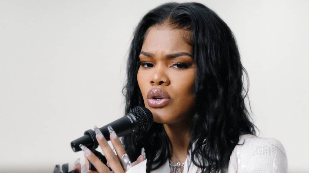 のインスタグラム：「@teyanataylor's voice shines in her self-directed video for "Lose Each Other," with special guest @eltonjohn 🖤 Watch now! ⠀⠀⠀⠀⠀⠀⠀⠀⠀ ▶️[Link in bio] #TeyanaTaylor #EltonJohn #LoseEachOther」