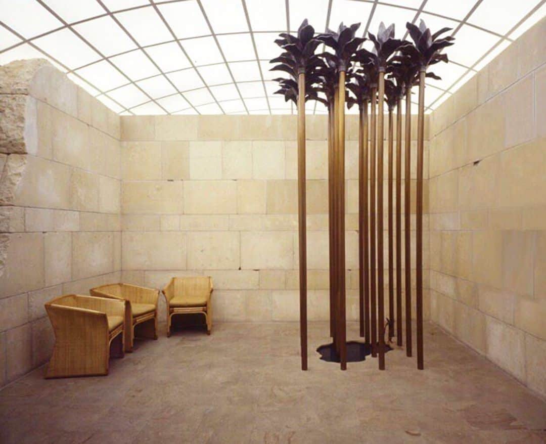 リエのインスタグラム：「Hans Hollein, Austrian travel agency, 1976  “Architecture is a ritual and preservation of body temperature”   #hanshollein #pritzker #postmoderninterior #utopianarchitecture #rhié」