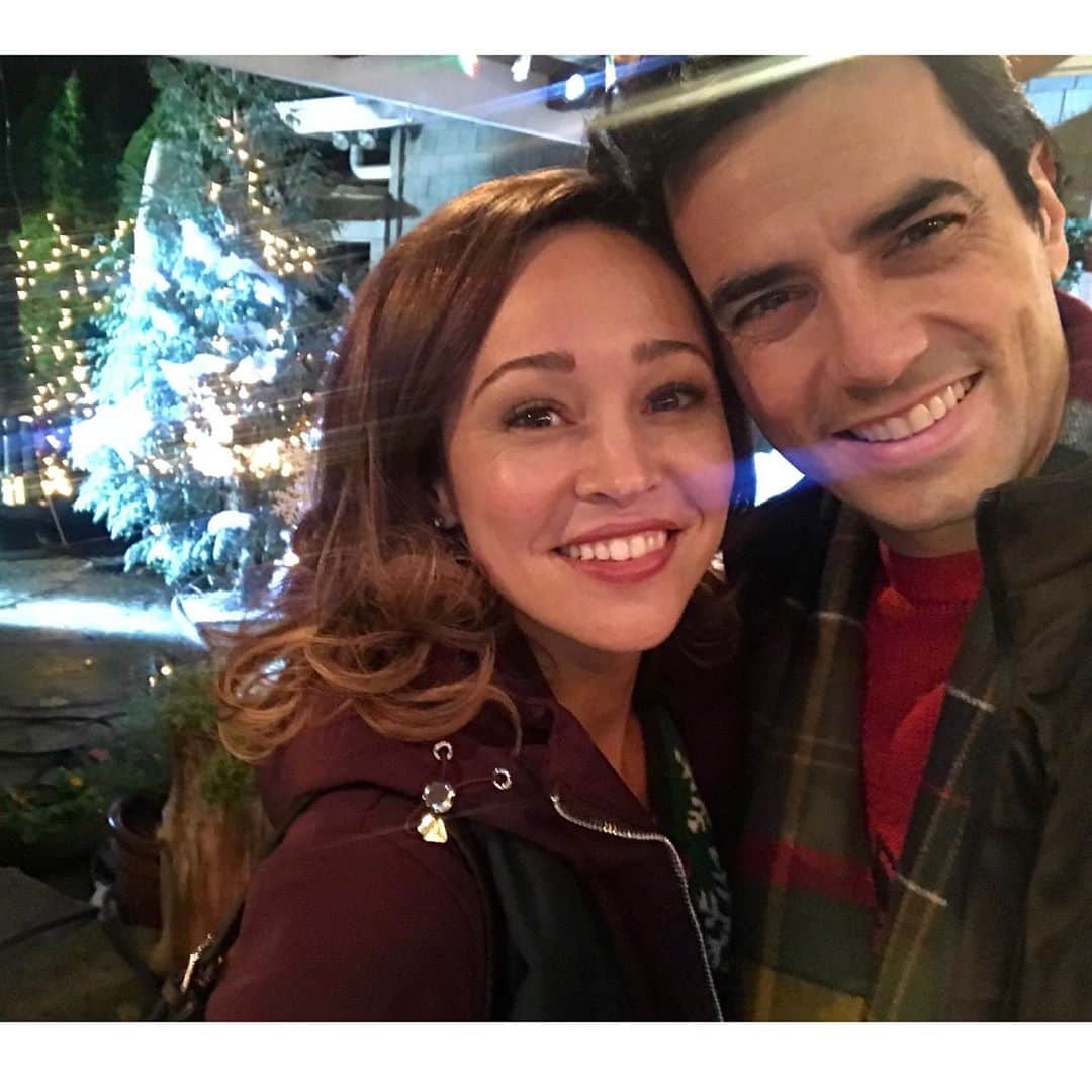 オータム・リーザーのインスタグラム：「With @antoniocupo on the set of our new Hallmark Christmas movie, “A Glenbrooke Christmas,” based on a novel by @robingunn, directed by @davidistrasser. I’m having such a joyful experience with our wonderful cast on this film, I know you’re going to be able to feel it when you watch!! We air December 12th at 8pm on @hallmarkmovie channel. 🎄   #hallmarkchristmasmovies #christmas #behindthescenes #hallmarkchannel」